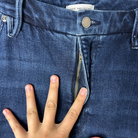 Good American Good Legs Skinny Jean - Picture 3 of 8
